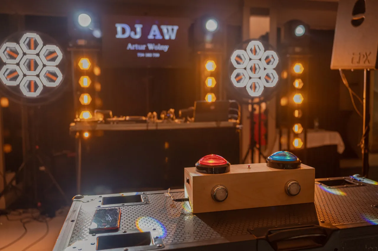 Zdjęcie Jak napisać do DJ-a na 18. urodziny? Szablon i porady