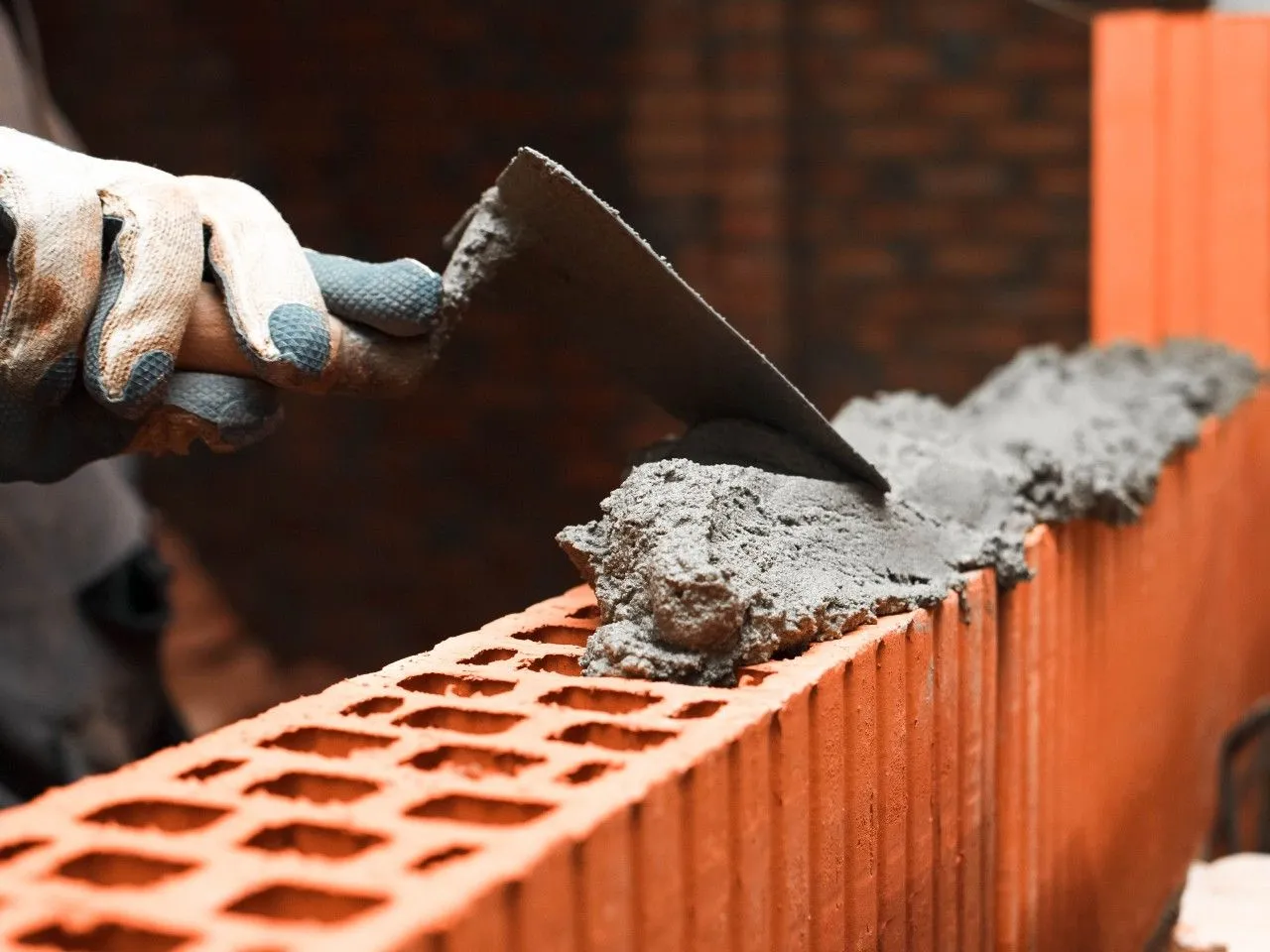 Zdjęcie Cement czy gotowa zaprawa: co wybrać dla lepszej budowy?