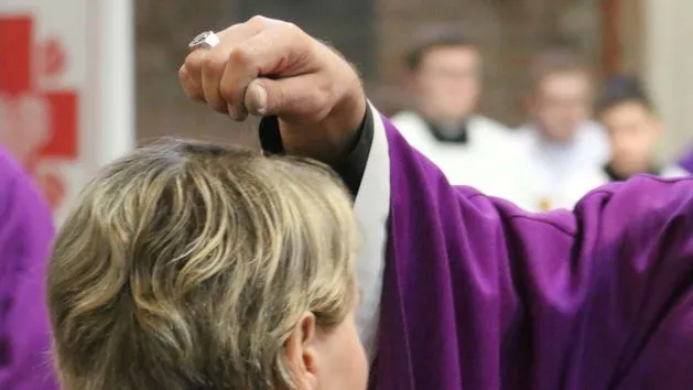 Zdjęcie Czy msza w środę popielcową jest obowiązkowa? Prawda i zasady uczestnictwa