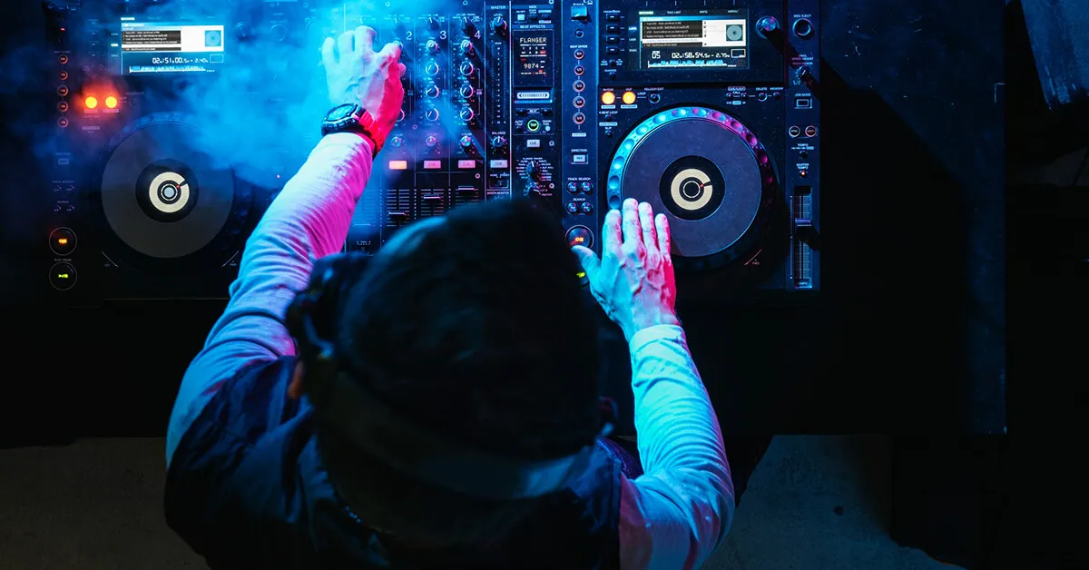 Zdjęcie Ile bierze DJ? Poznaj ceny i ukryte koszty wynajmu artysty