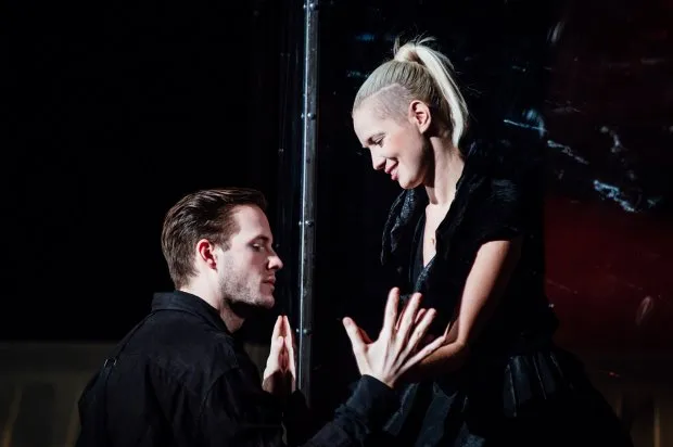 Zdjęcie Antygona w Teatrze Ateneum: Premiera, Obsada i Znaczenie
