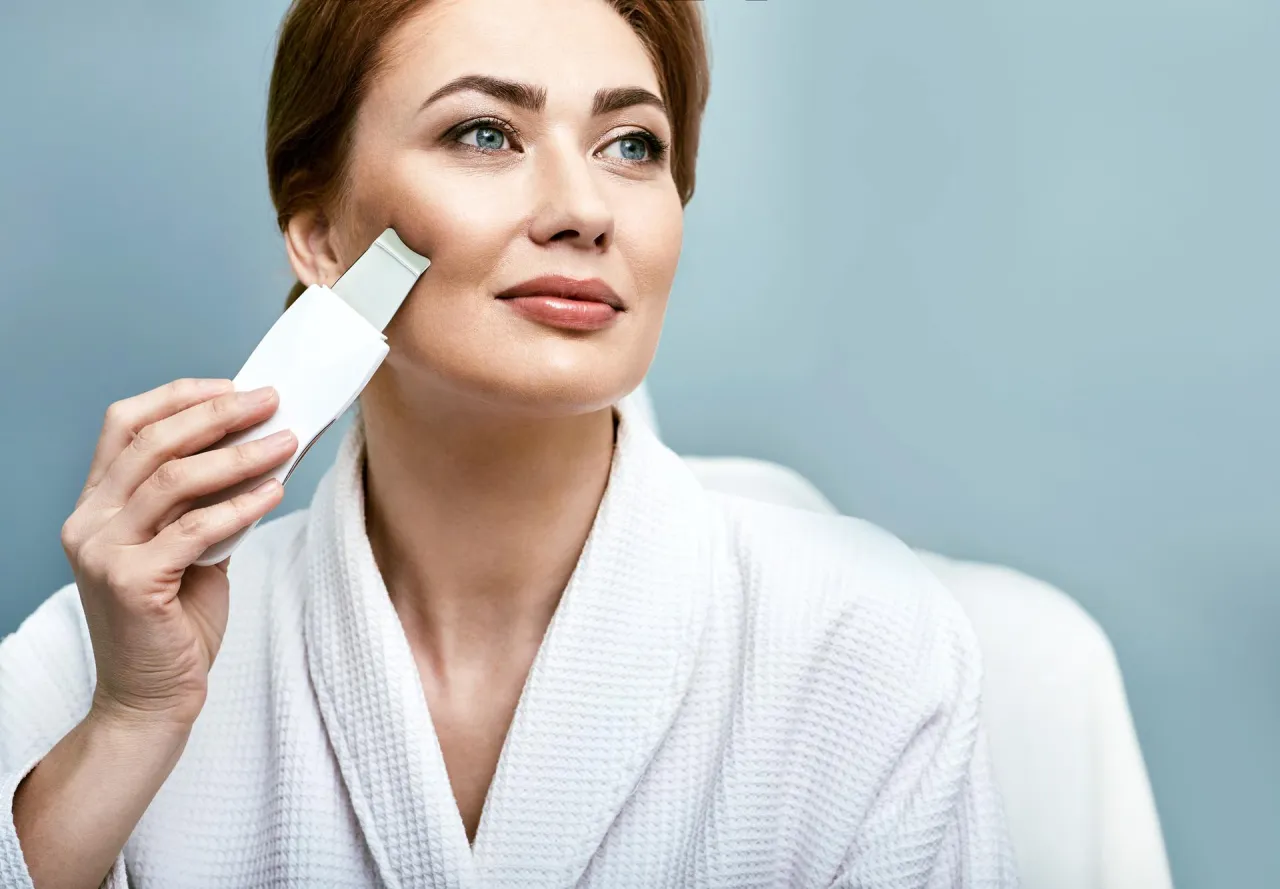 Zdjęcie Peeling kawitacyjny czy mikrodermabrazja – która metoda lepiej odmłodzi twoją skórę?