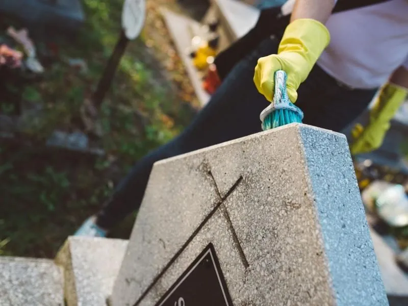 Zdjęcie Jak zmyć wosk z pomnika bez uszkodzeń - skuteczne metody czyszczenia