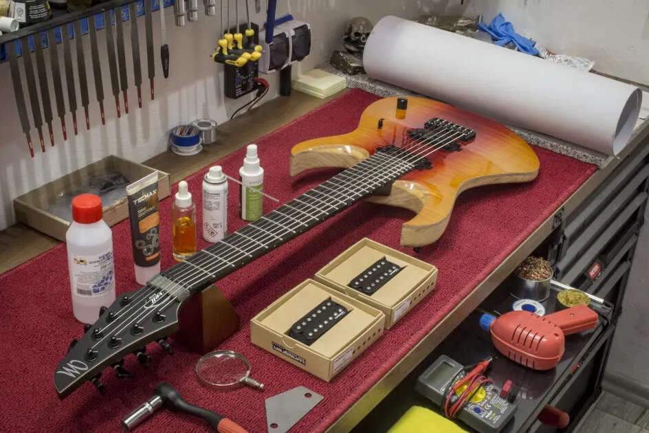 Zdjęcie Jak akcja strun w gitarze elektrycznej wpływa na brzmienie i grę
