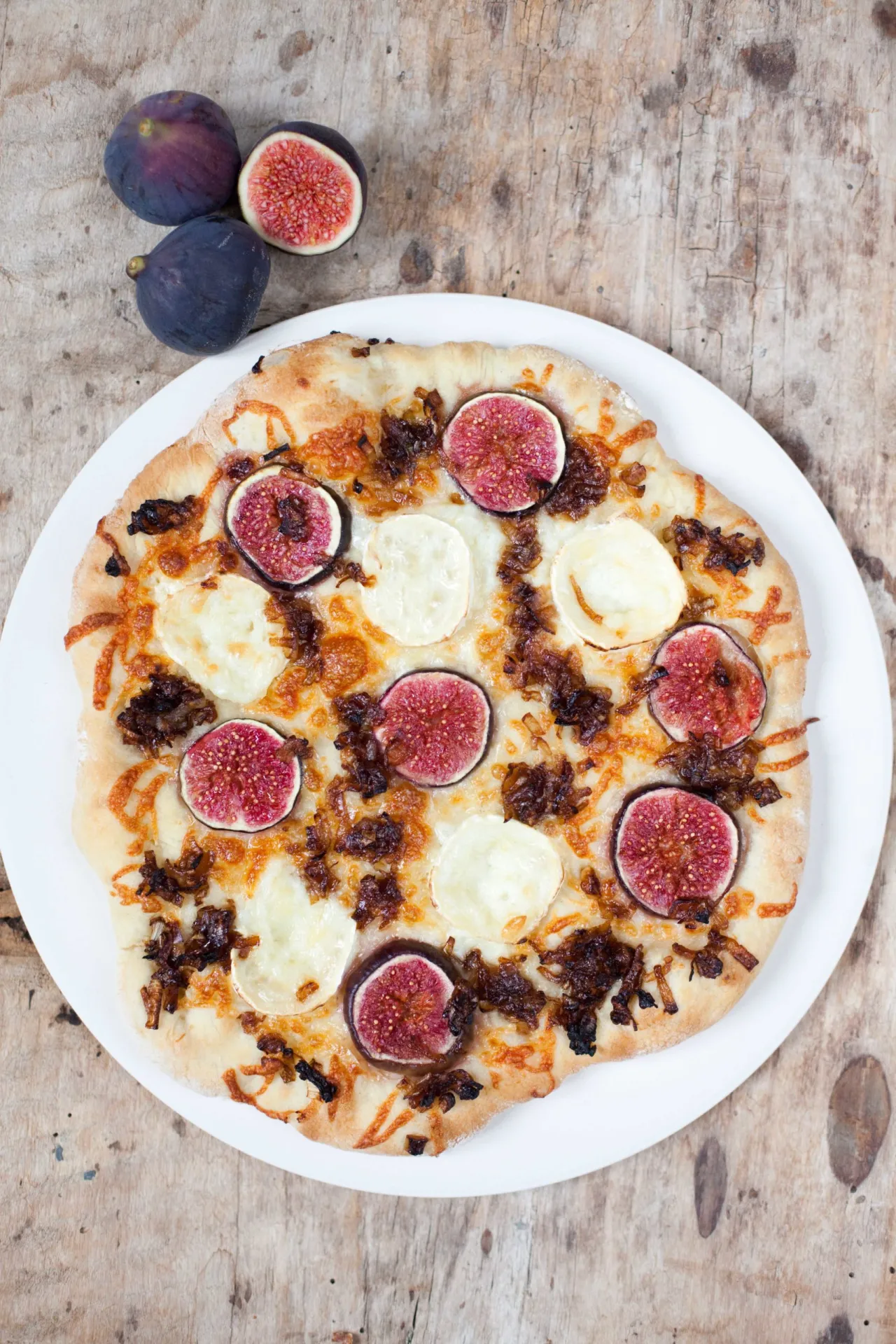 Zdjęcie Pyszna pizza z kozim serem i szpinakiem, którą musisz spróbować