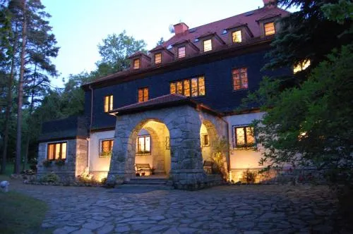 Zdjęcie Zabytkowy dworek Saraswati: historia, noclegi i atrakcje w Pobiednej