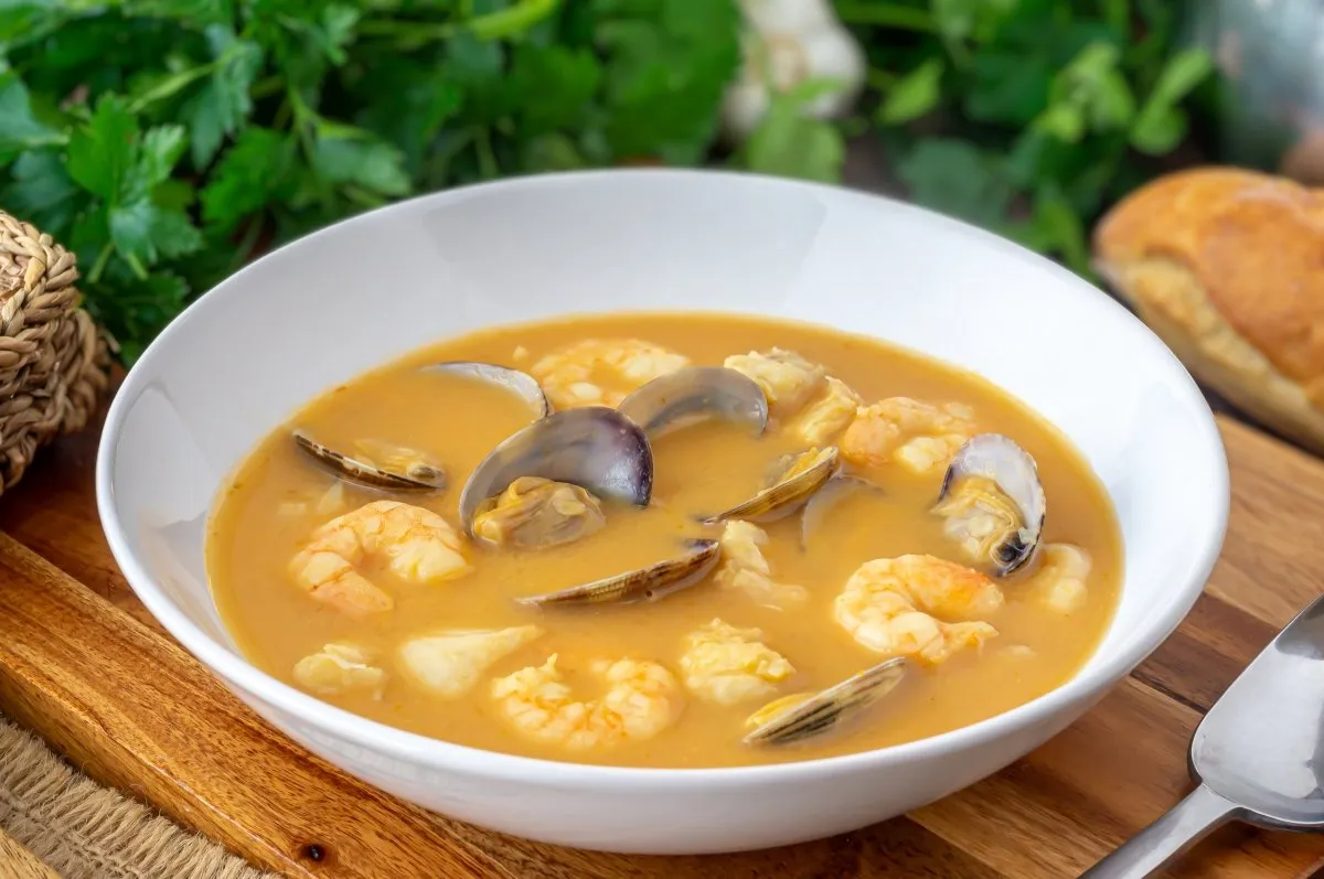 Zdjęcie Cómo hacer sopa de pescado y marisco deliciosa en casa fácilmente