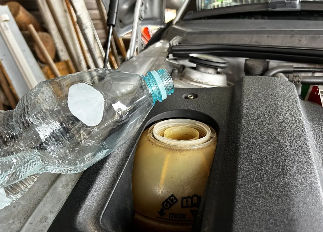 Zdjęcie Czy można wlać wodę destylowaną do chłodnicy? Sprawdź skutki użycia