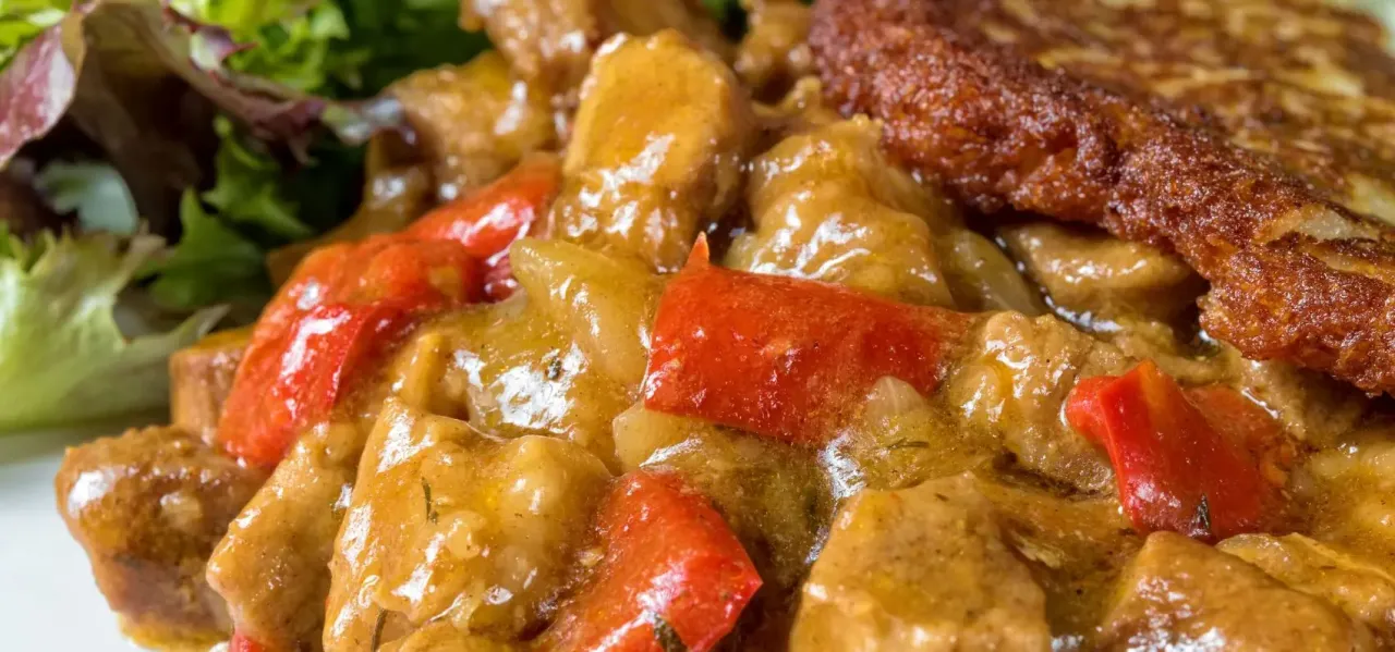 Zdjęcie Pyszny gulasz do placków ziemniaczanych. Prosty przepis krok po kroku, który zachwyci twoich bliskich