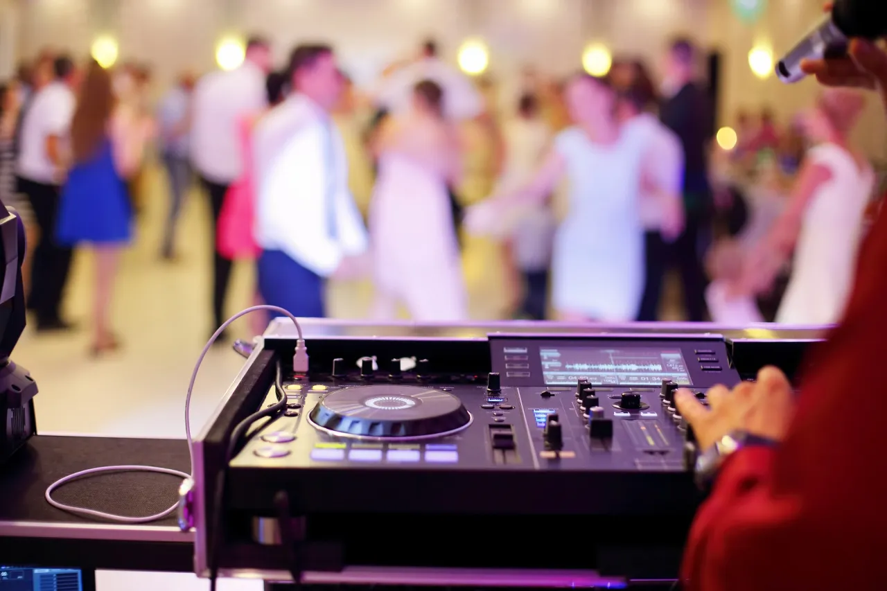 Zdjęcie Najważniejsze pytania do DJ-a na wesele, które musisz zadać, aby uniknąć rozczarowania