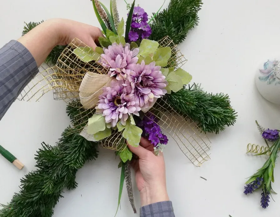 Zdjęcie Jak zrobić stroik krzyż? Prosty poradnik DIY krok po kroku