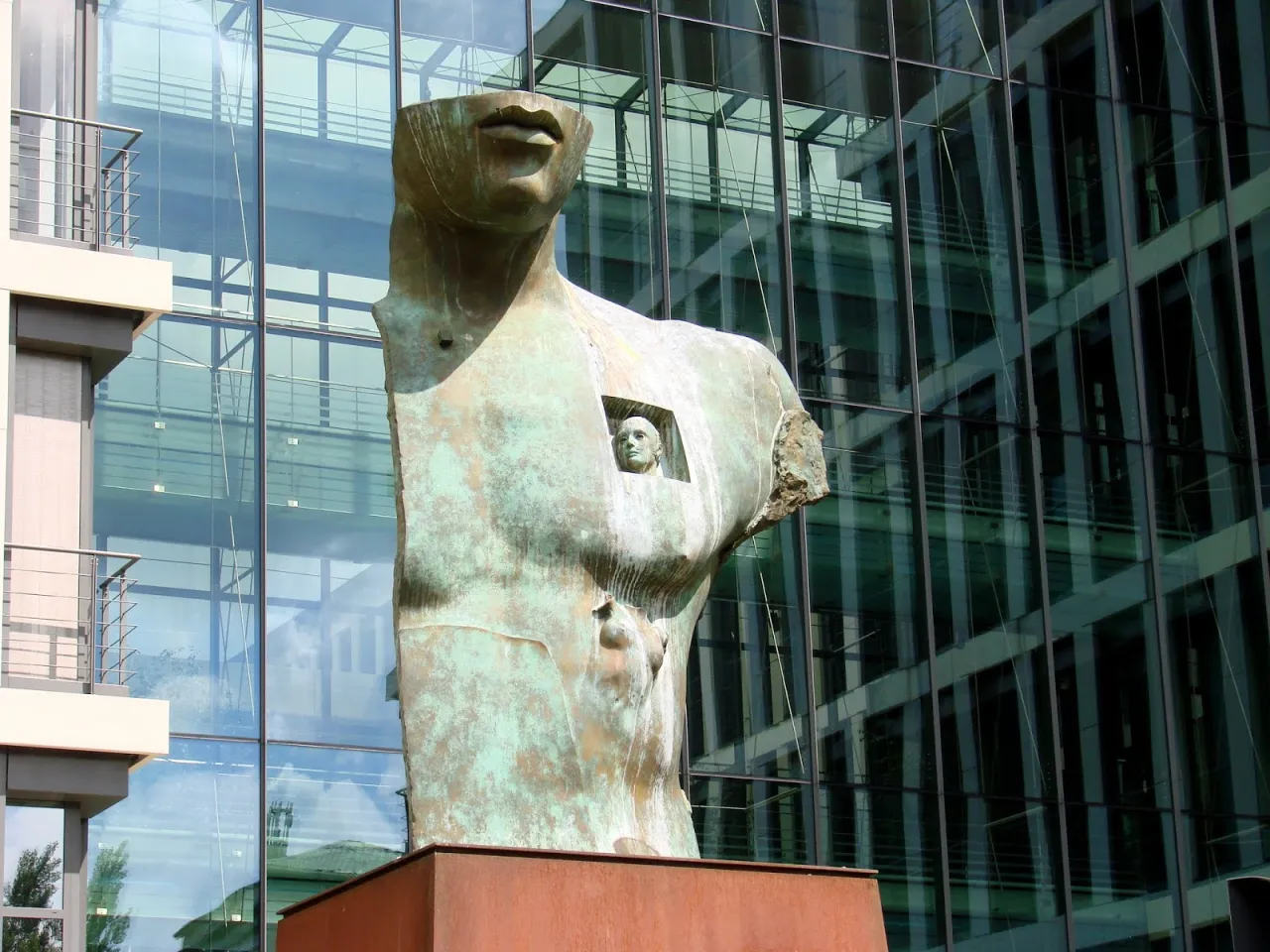 Zdjęcie Igor Mitoraj w Warszawie: Odkryj niezwykłe rzeźby i ich historię
