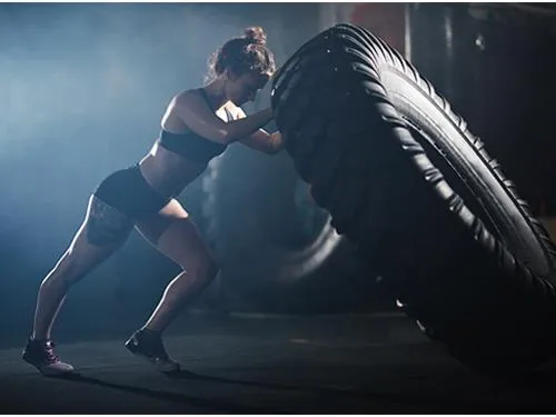Zdjęcie Co lepsze: CrossFit czy siłownia? Odkryj prawdziwe różnice i korzyści