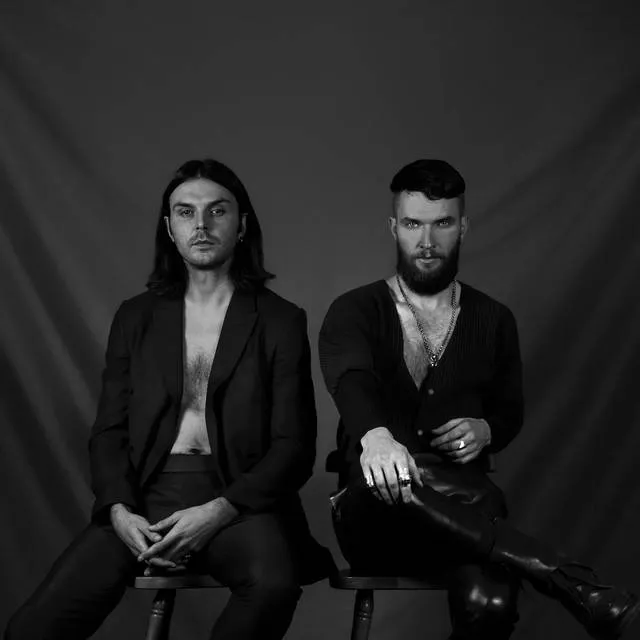 Zdjęcie Ile trwa koncert Hurts? Odkryj zaskakujące szczegóły występu!