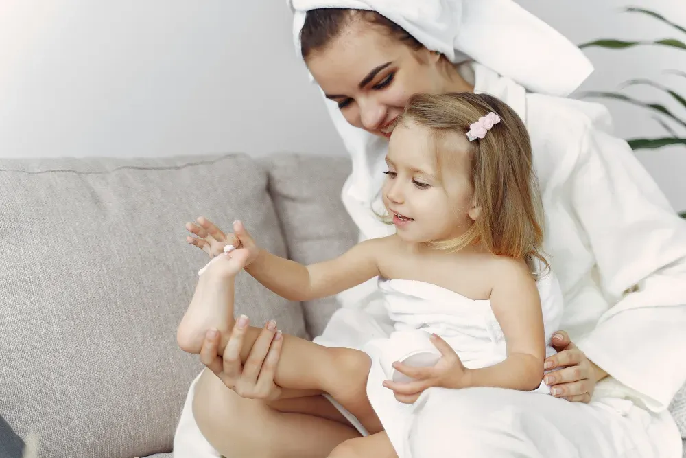 Zdjęcie Jak kąpać dziecko z AZS, aby uniknąć podrażnień i bólu?
