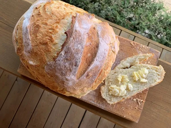 Zdjęcie Jak upiec idealny chleb z garnka rzymskiego na drożdżach: przepis krok po kroku