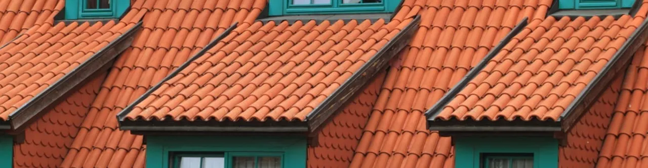 Zdjęcie Pomocnik dekarza co robi? Odkryj kluczowe obowiązki i zadania