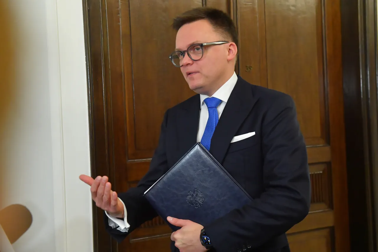 Zdjęcie Czy Hołownia był księdzem? Odkryj jego związek z Kościołem