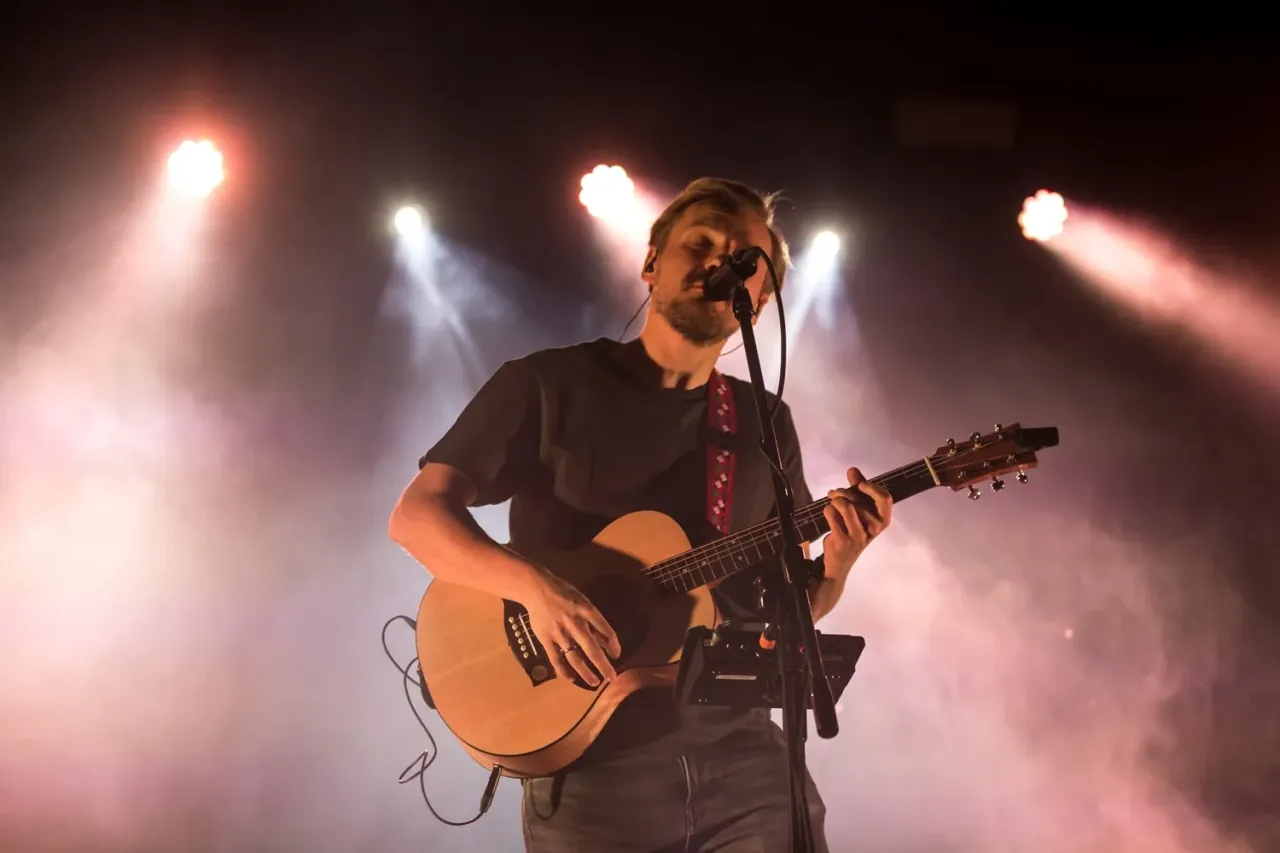 Zdjęcie Ile trwa koncert Pawła Domagały? Czas trwania i emocje na scenie