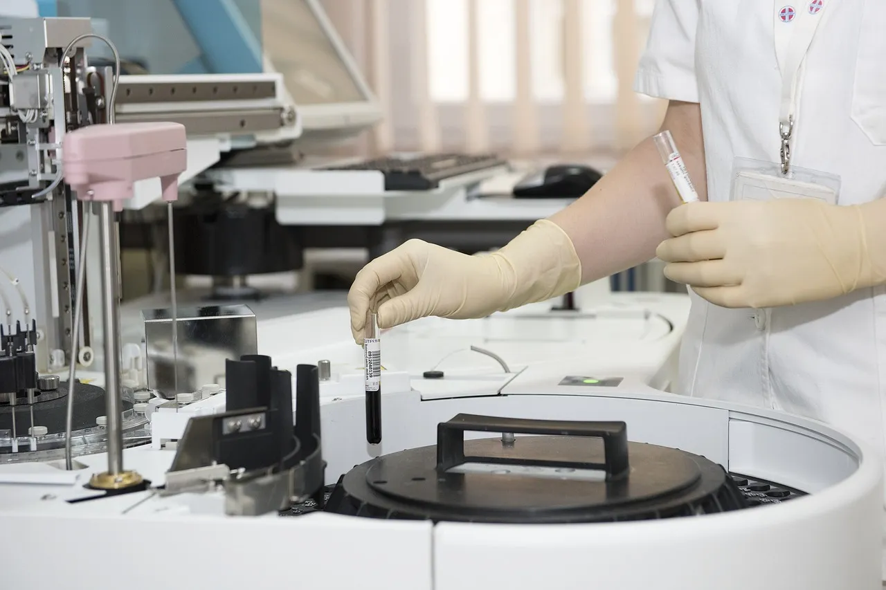 Zdjęcie Jak powinno wyglądać laboratorium chemiczne – kluczowe zasady i wyposażenie