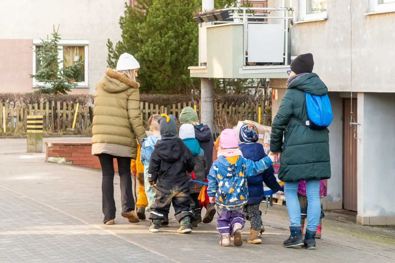 Zdjęcie Czy przedszkole może odmówić przyjęcia dziecka z katarem? Poznaj prawa rodzica
