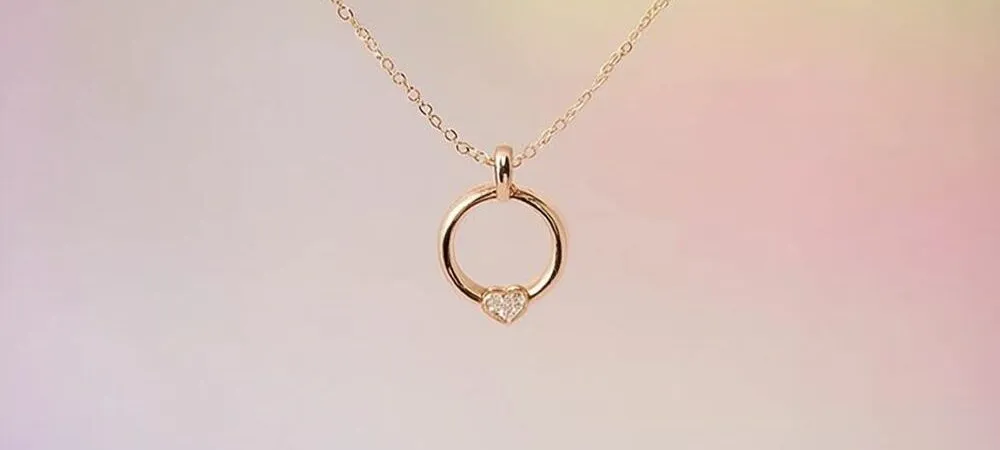 Zdjęcie Co oznacza obrączka na szyi? Odkryj jej głębokie znaczenie emocjonalne