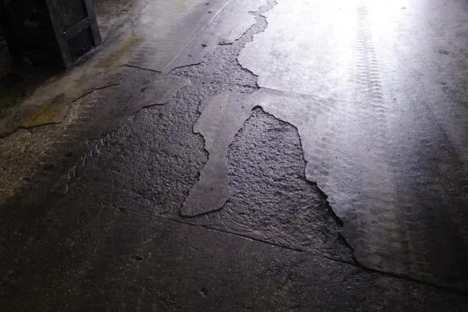 Zdjęcie Naprawa posadzki betonowej: 5 skutecznych metod dla majsterkowiczów