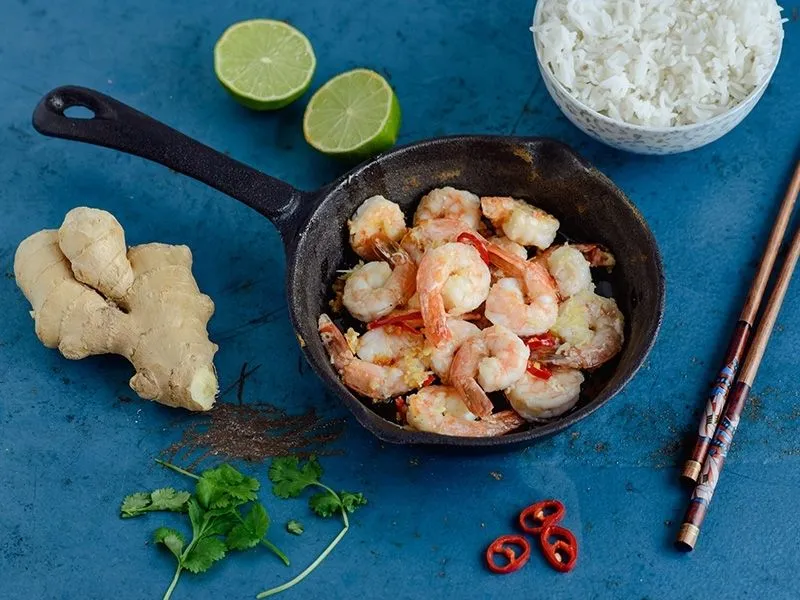 Zdjęcie Krewetki w mleku kokosowym z curry, imbirem, kolendrą i ryżem