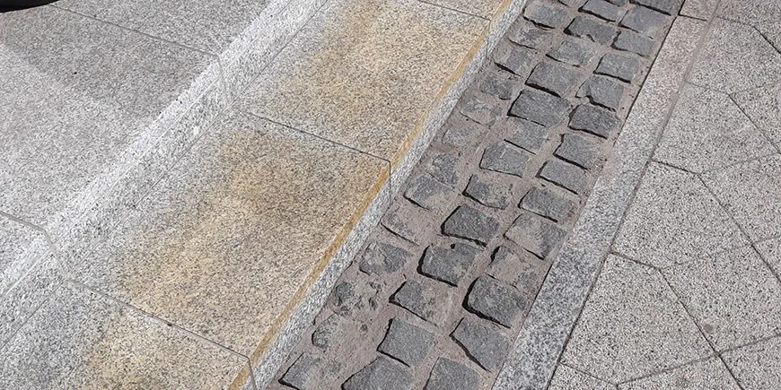 Zdjęcie Jak impregnować kamień dekoracyjny, aby uniknąć jego uszkodzeń?