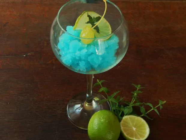 Zdjęcie Pyszne drinki z blue curacao i sokiem ananasowym, które musisz spróbować