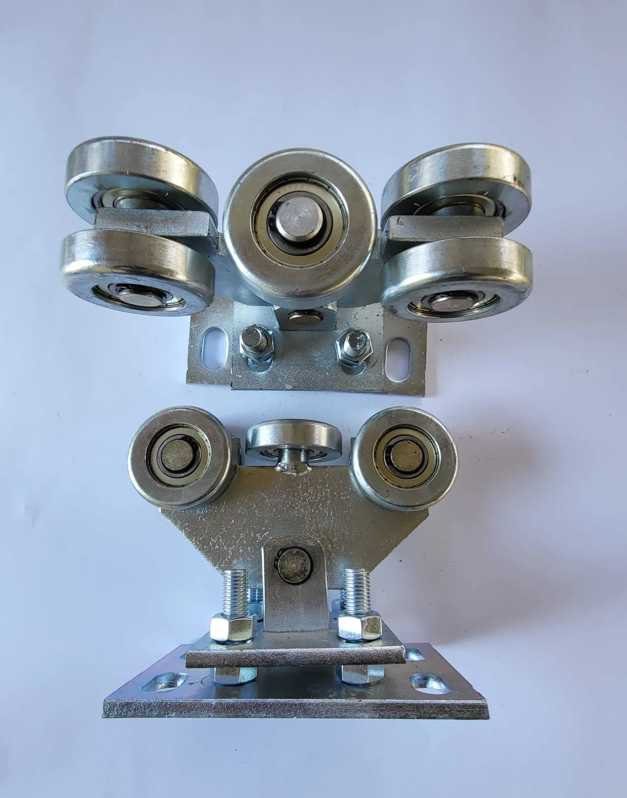 Zdjęcie Jakie wózki do bramy przesuwnej wybrać, aby uniknąć problemów?