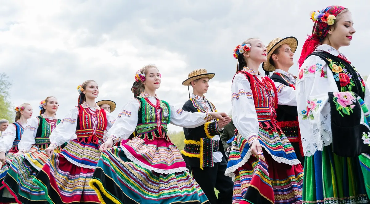 Zdjęcie Skąd pochodzi taniec polonez i jak wpłynął na polską kulturę