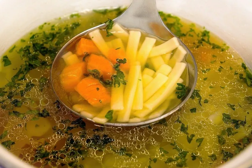 Zdjęcie Czy można jeść rosół przy wysokim cholesterolu? Sprawdź, jak to zrobić zdrowo