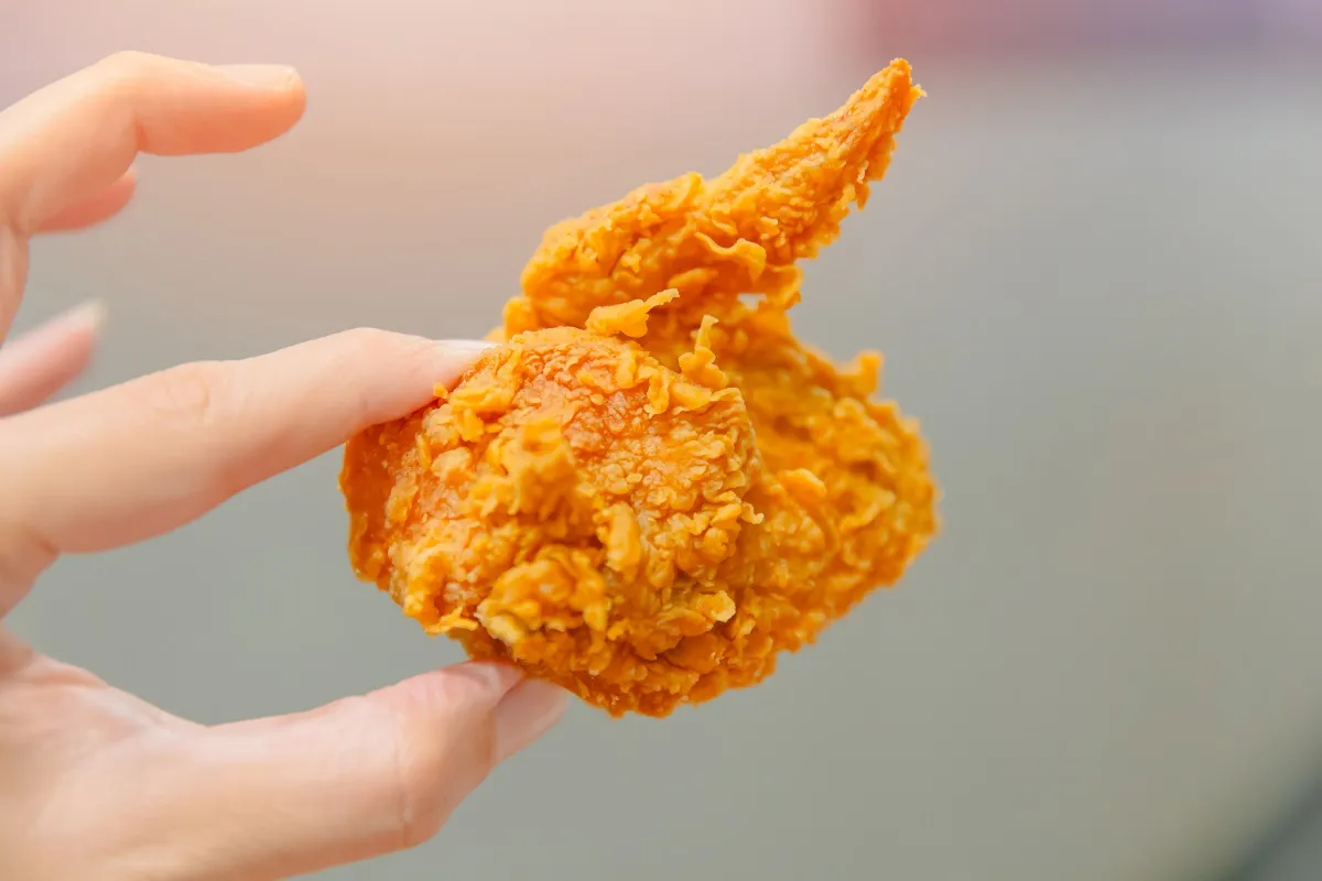 Zdjęcie Ile kosztuje kubełek frytek w KFC? Sprawdź ceny i promocje