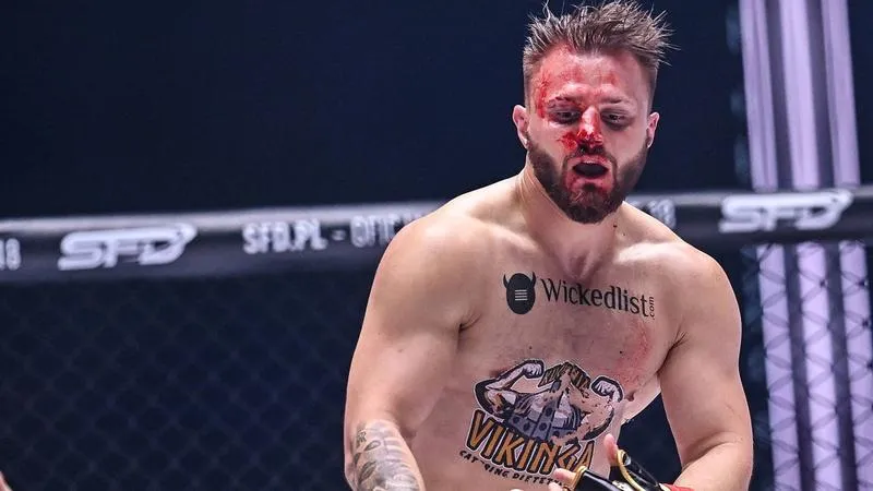 Zdjęcie Ferrari kto to jest? Poznaj kontrowersyjnego zawodnika MMA i markę samochodów