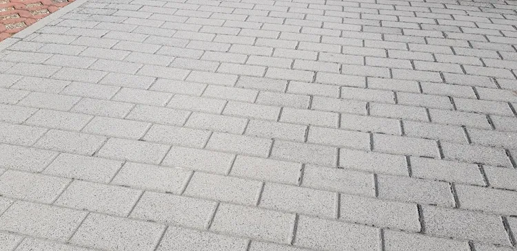 Zdjęcie Jak ułożyć kostkę brukową ze spadkiem, by uniknąć problemów z wodą
