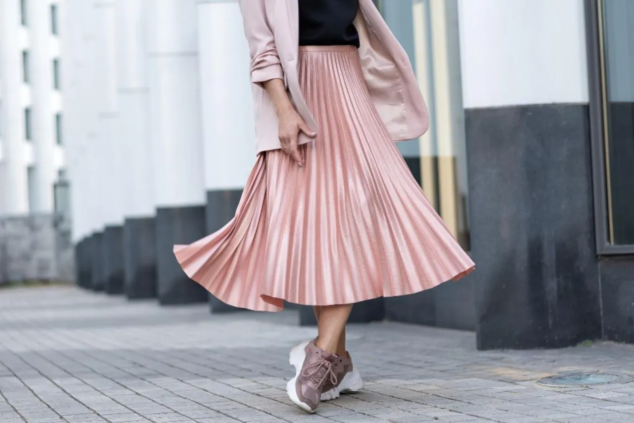 Zdjęcie Spodnie jak spódnica: Jak stylizować i nosić ten modny trend