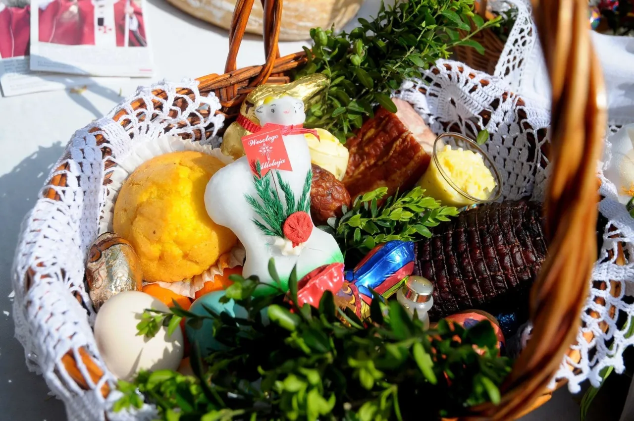 Zdjęcie Co symbolizuje kiełbasa w koszyku wielkanocnym i jej znaczenie?