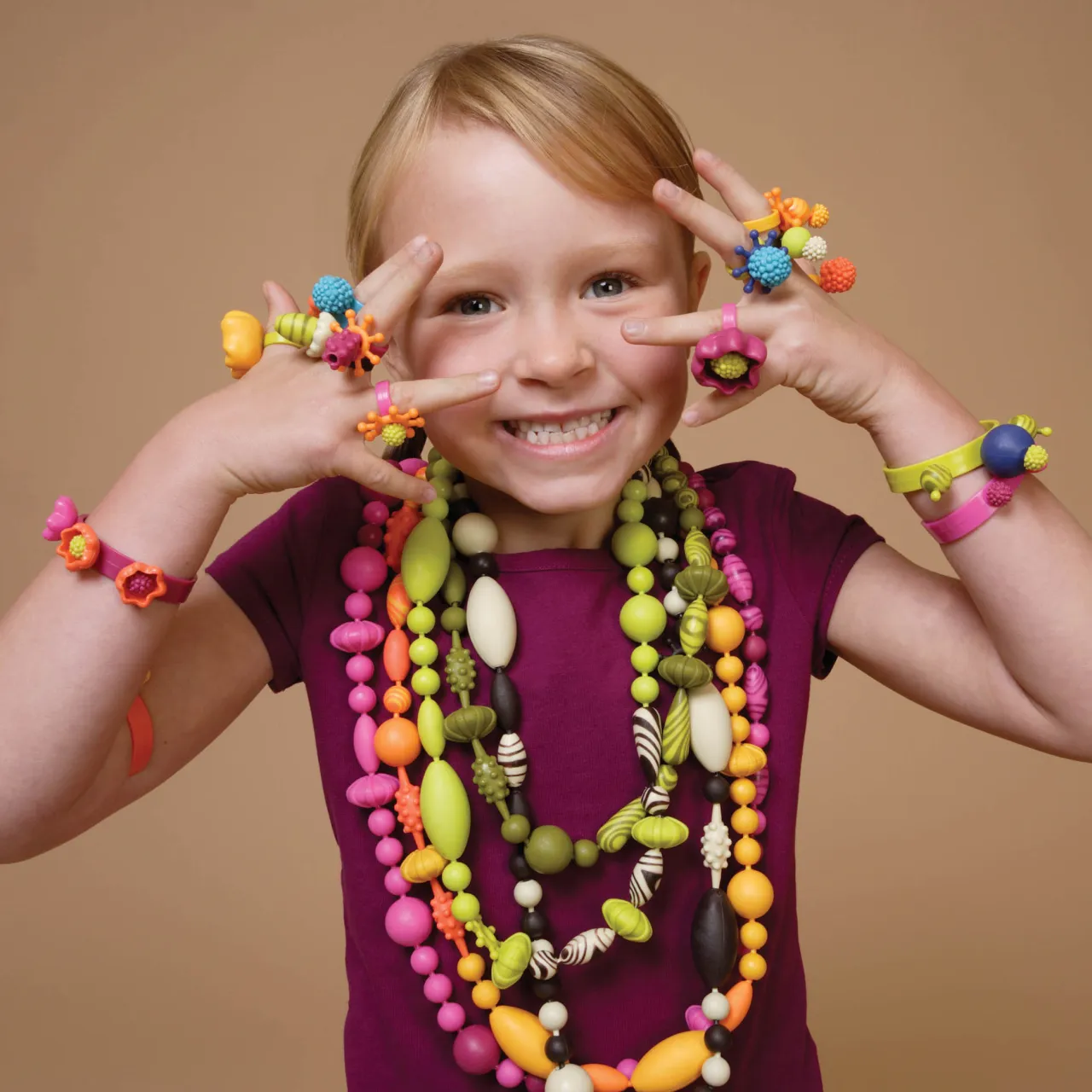 Zdjęcie B.TOYS Pop-Arty - wyjątkowy zestaw do tworzenia biżuterii dla dzieci