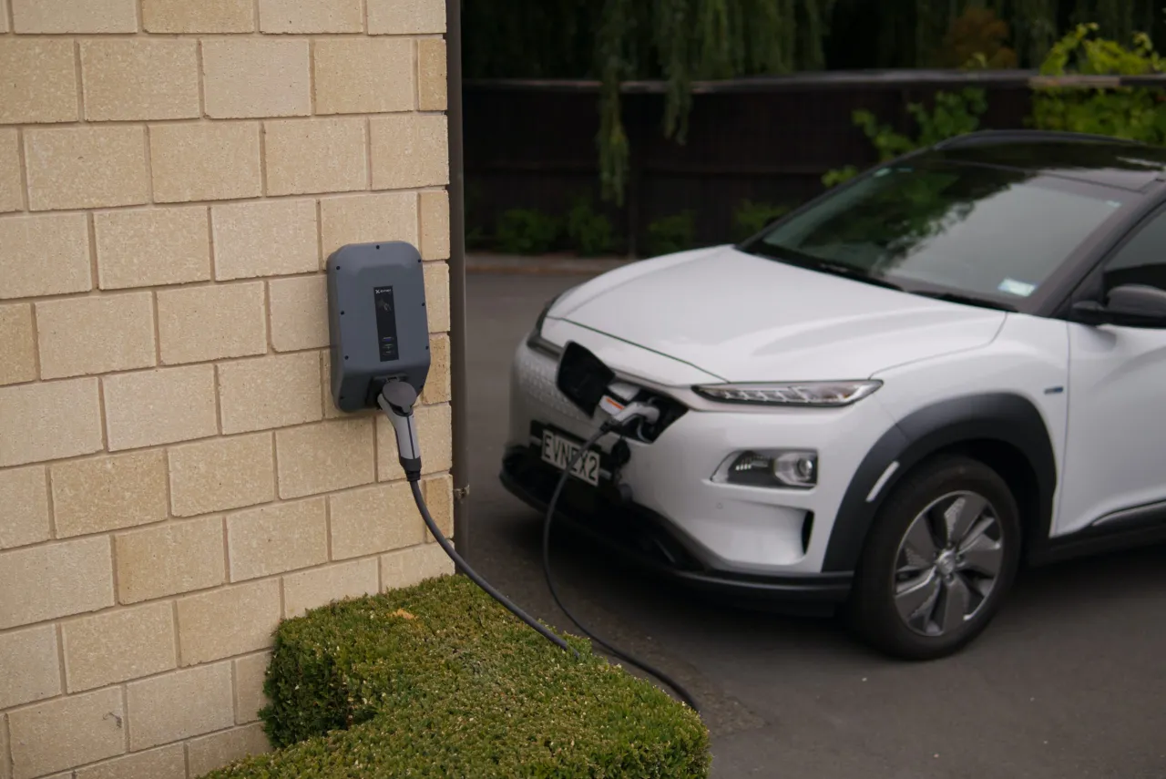 Zdjęcie Czy samochód elektryczny ma skrzynię biegów? Wyjaśniamy różnice i fakty