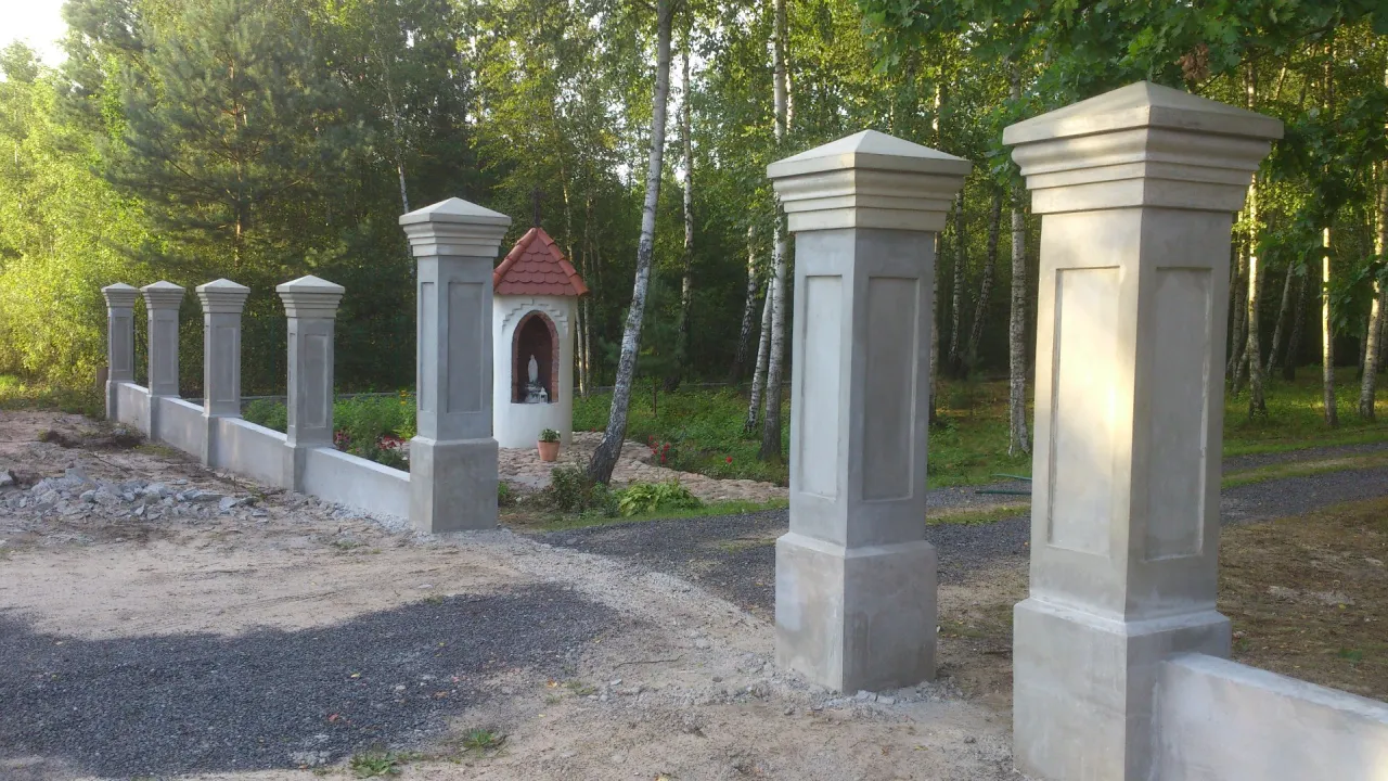 Zdjęcie Gotowe słupy betonowe: trwałe rozwiązanie w budownictwie