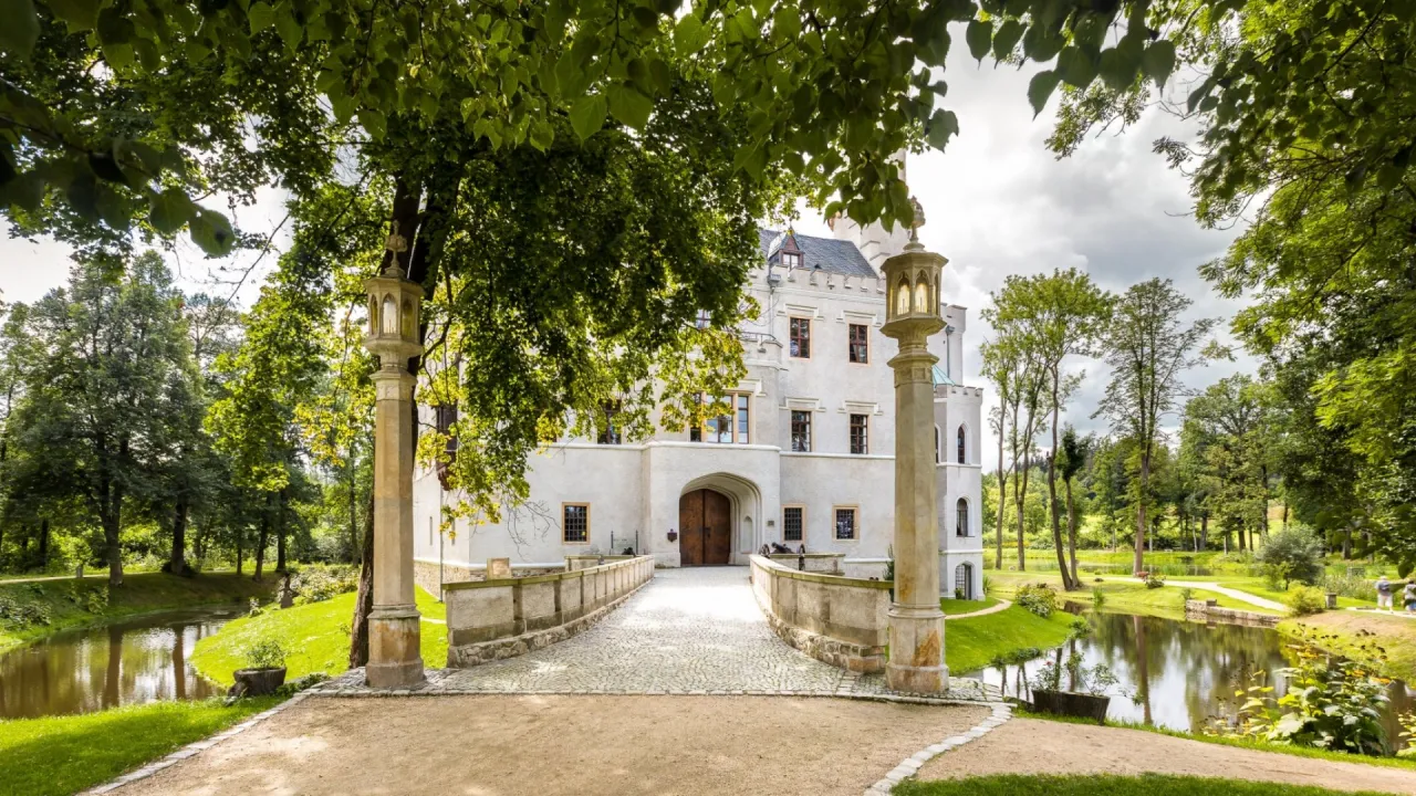 Zdjęcie Pałac na wodzie Dolny Śląsk – historia, atrakcje i wygodne noclegi