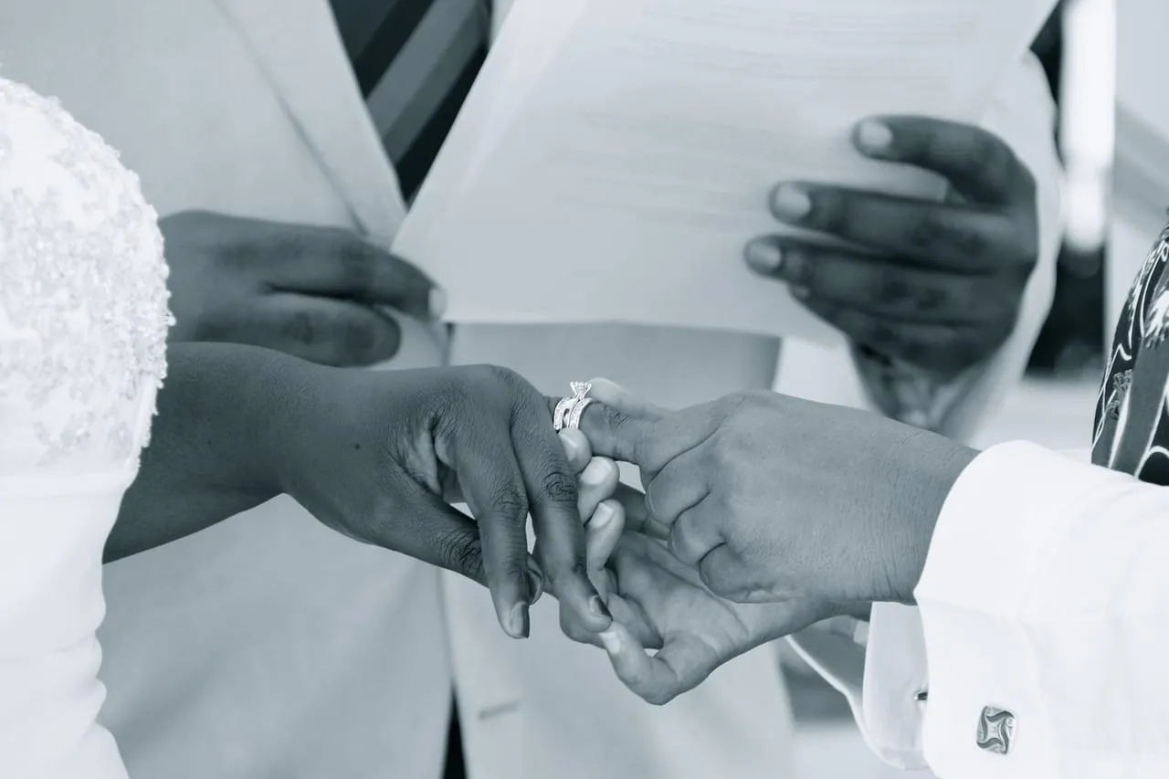 Zdjęcie Kto jedzie pierwszy do ślubu? Odkryj znaczenie tej tradycji