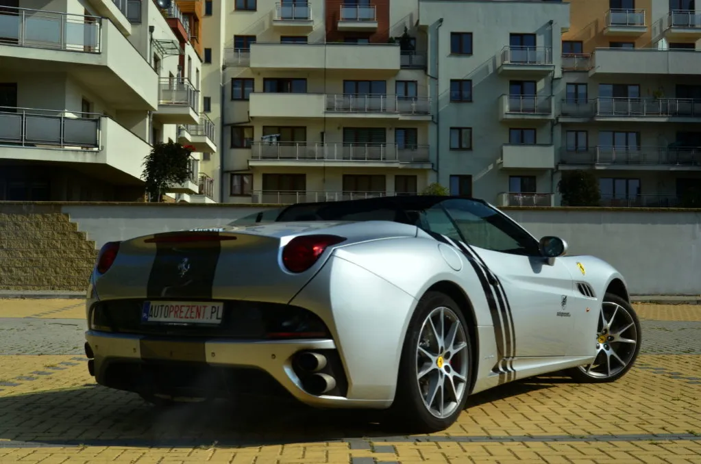 Zdjęcie Ile jest Ferrari w Polsce? Zaskakujące dane o luksusowych samochodach