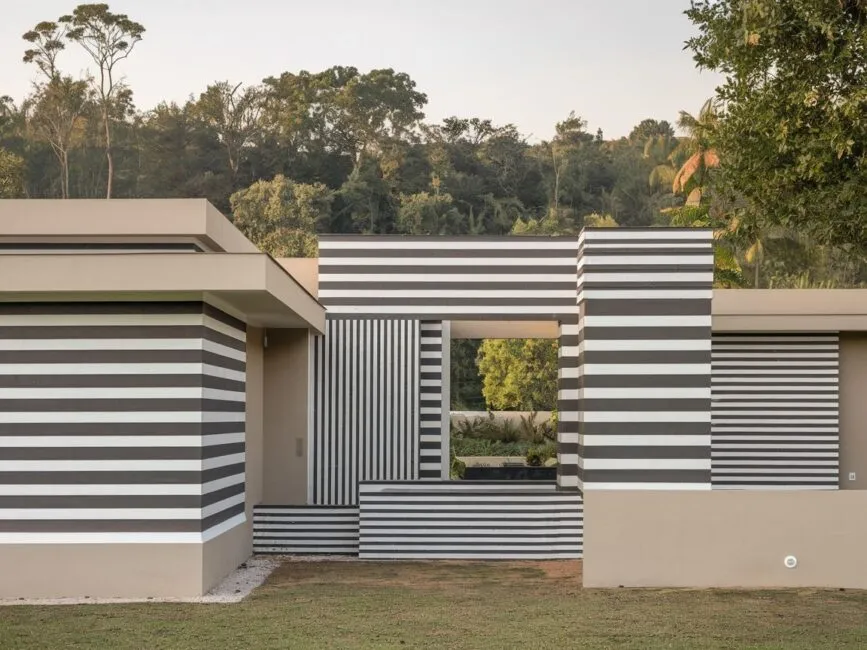 Zdjęcie Jak malować pasy na elewacji, aby uniknąć najczęstszych błędów