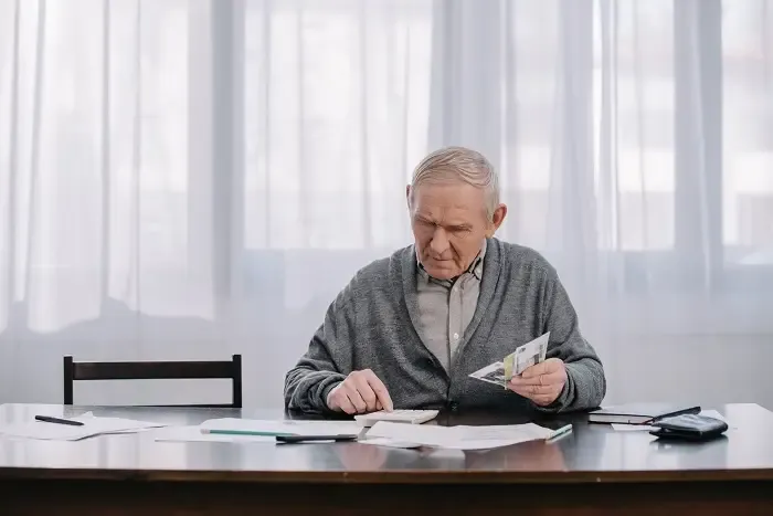 Zdjęcie Emerytura stażowa ile na rękę? Sprawdź, ile możesz stracić!