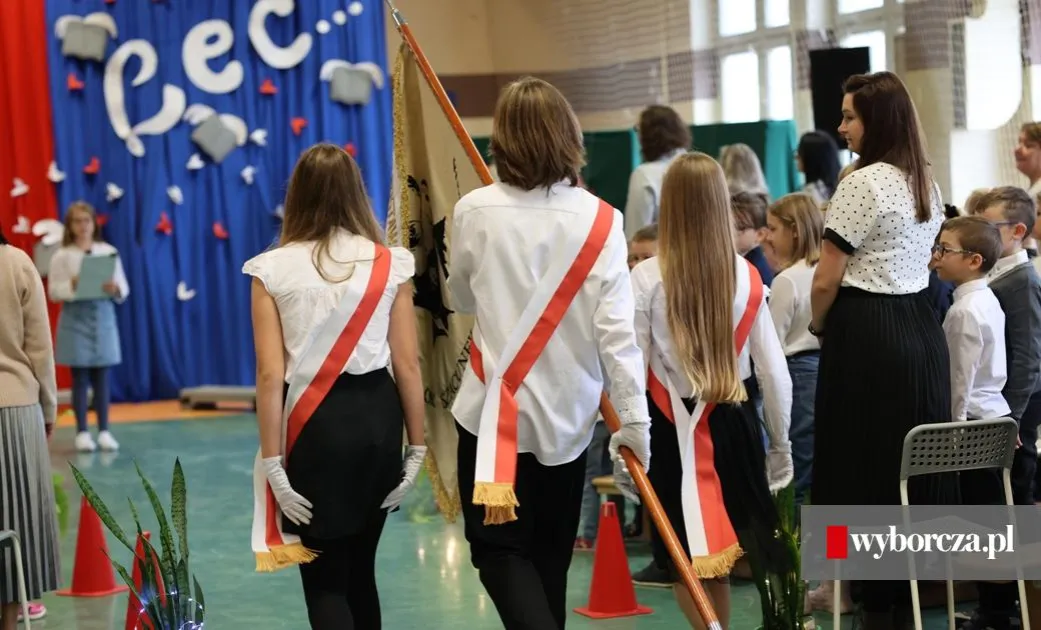 Zdjęcie Ile waży sztandar szkolny i dlaczego to ważne dla każdej szkoły