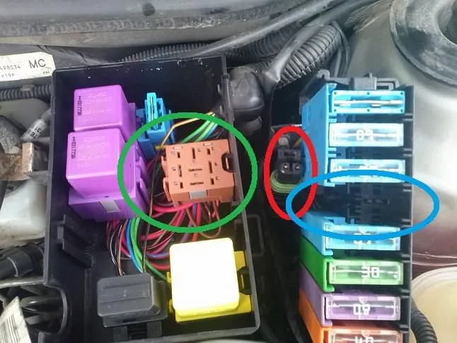 Zdjęcie Gdzie są bezpieczniki w Opel Astra G i H? Odkryj ich lokalizację