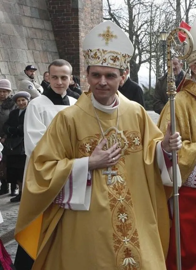 Zdjęcie Ile zarabia biskup w Polsce? Zaskakujące fakty o ich pensjach