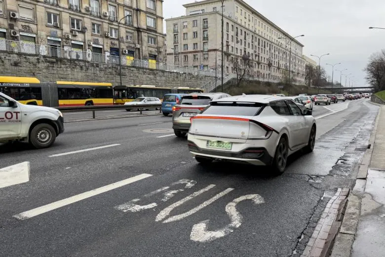 Zdjęcie Czy elektryki mogą jeździć buspasem? Sprawdź ważne zasady!